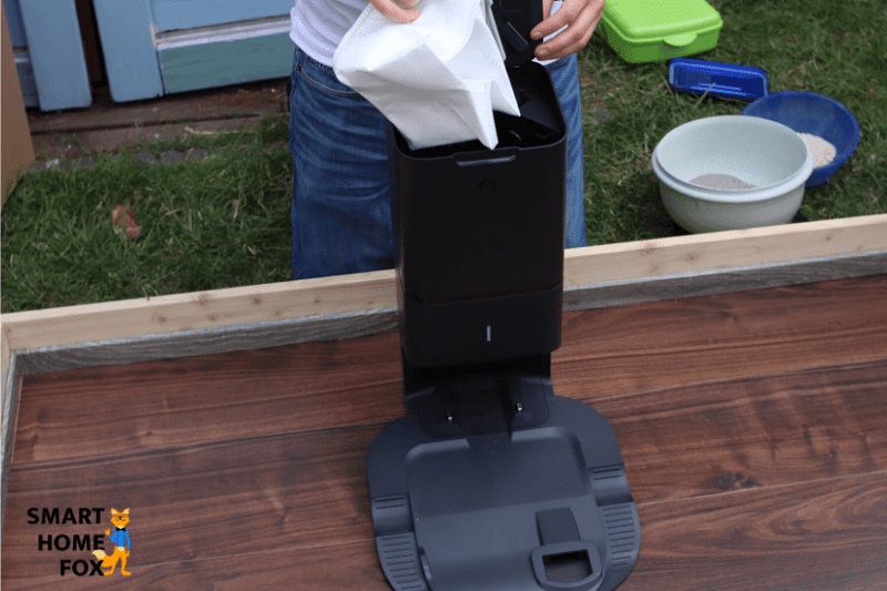 Staubbehälter wird in die Clean Base eingesetzt